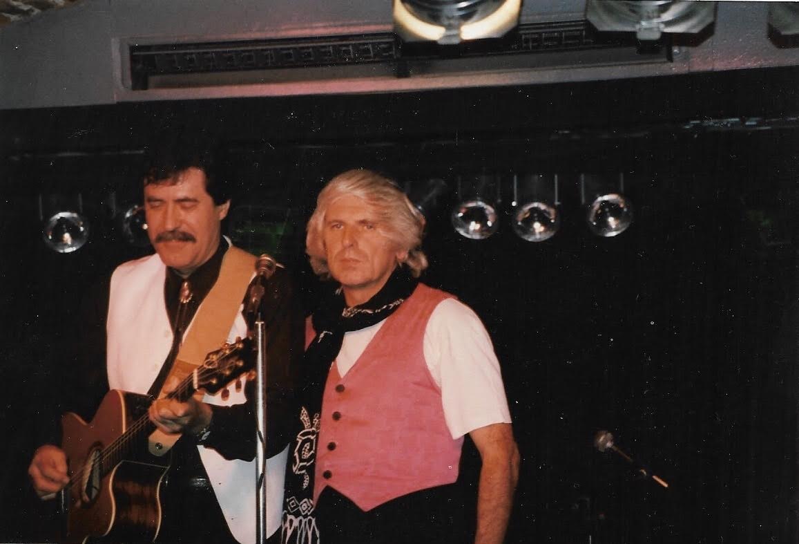 Serge Llado à la guitare et Martiny sur scène