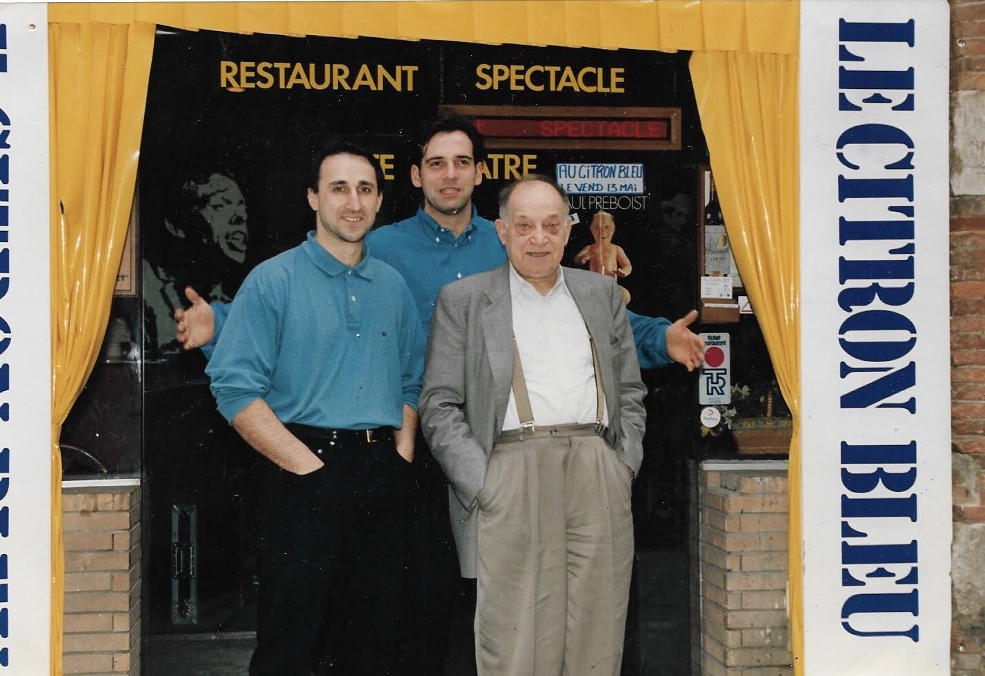 Michel, Éric et Paul Preboist devant l'entrée du Citron Bleu